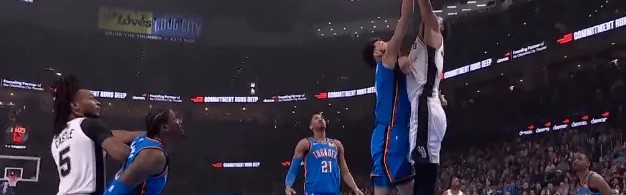 开云登录入口地址-文班亚马强攻霍姆格伦直接隔扣，随后又在头上完成空接暴扣